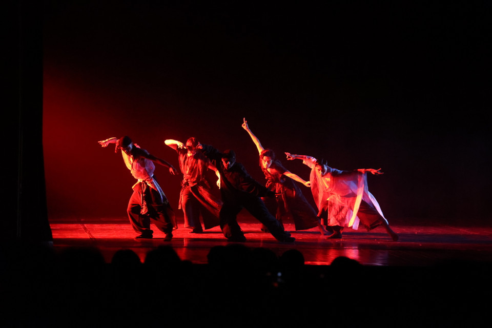 Hà Nội vừa có thêm một vở diễn đương đại sẵn sàng để đưa ra thế giới, có tên "Đối diện với vô cùng" (Facing Infinity) do biên đạo múa Tú Hoàng (Hoàng Anh Tú) và nhóm nghệ sỹ Việt Nam-Hà Lan, các studio Lên Ngàn, XplusX phối hợp Nhà hát Tuồng Việt Nam thực hiện. (Ảnh: Minh Anh/Vietnam+)