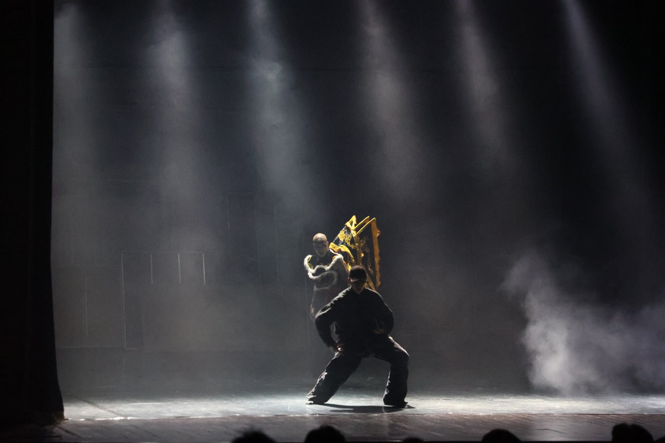 Riêng nhân vật Linh hồn của đất (phía sau) có tạo hình khác, đeo sau lưng cờ lệnh thường thấy ở một vai võ tướng trong tuồng. Có nhiều đối thoại riêng giữa Cái tôi và nhân vật này. (Ảnh: Minh Anh/Vietnam+)