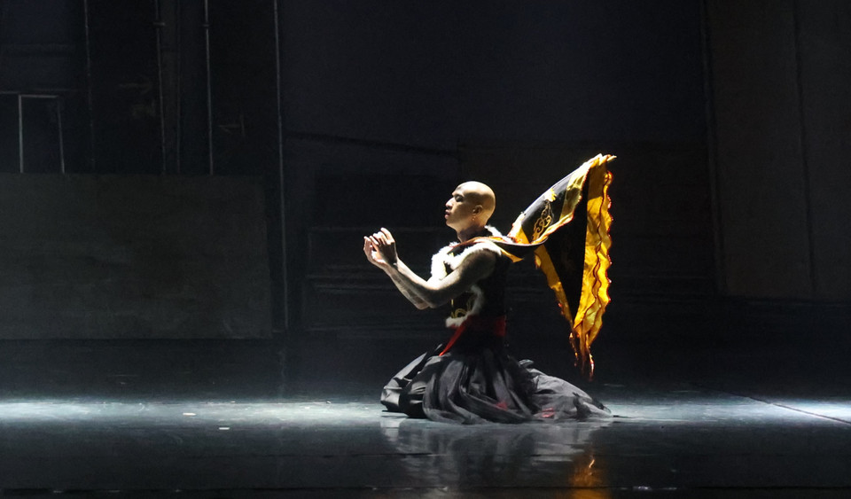 Trước đây nhóm nghệ sỹ Lên Ngàn và XplusX Studio từng làm các vở "Sơn Hậu: Beyond the Mountain" (2021) và "Cõi thing không" (2023) lấy cảm hứng từ trích đoạn tuồng cổ "Sơn Hậu" (hoặc "San Hậu"), có một số đoạn diễn tuồng như truyền thống. Vẫn từ cảm hứng tuồng với chất liệu hiện đại, nhưng vở "Đối diện với vô cùng" hoàn toàn là nhảy trên nhạc, không có diễn tuồng, thoại tuồng. (Ảnh: Minh Anh/Vietnam+)