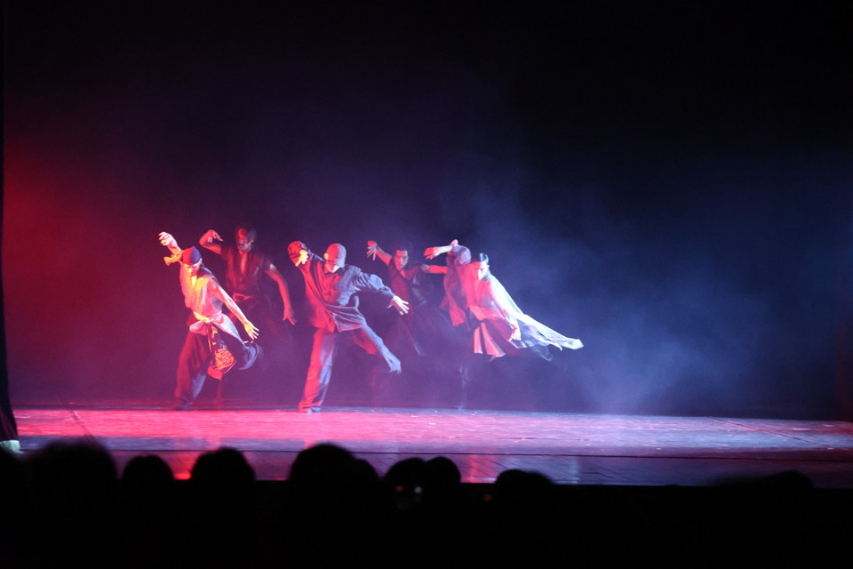 Các nhân vật chỉ vỏn vẹn có Cái tôi (đội mũ, biên đạo Tú Hoàng thủ vai), đối diện với 4 vị thần đại diện cho 4 phương Đông-Tây-Nam-Bắc và nhân vật Linh hồn của đất. (Ảnh: Minh Anh/Vietnam+)