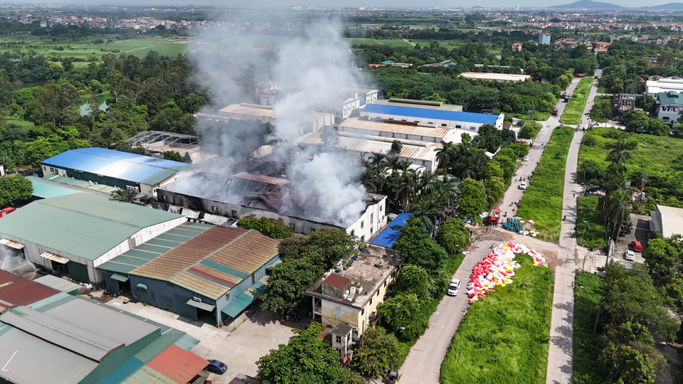 Phần mái tôn phía trên đã bị nhiệt độ cao phá hủy nghiêm trọng. (Ảnh: Hoài Nam/Vietnam+)