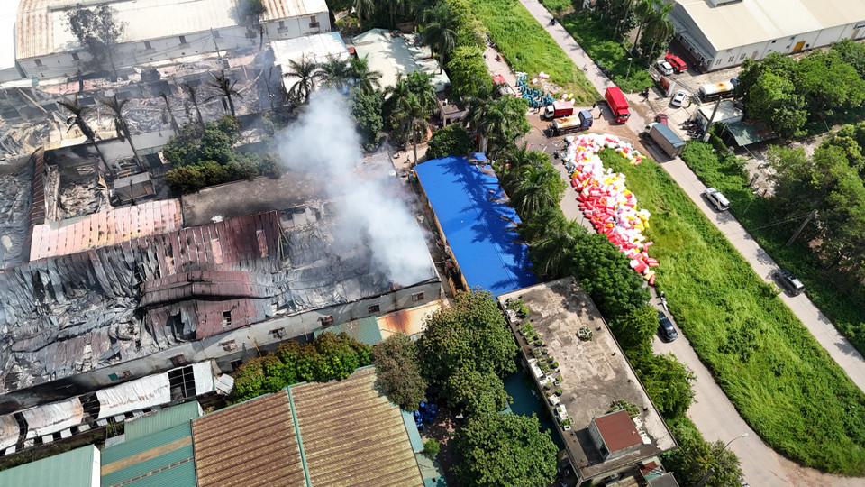 Tới thời điểm gần 10 giờ sáng, đám cháy cơ bản đã được khống chế. (Ảnh: Hoài Nam/Vietnam+)