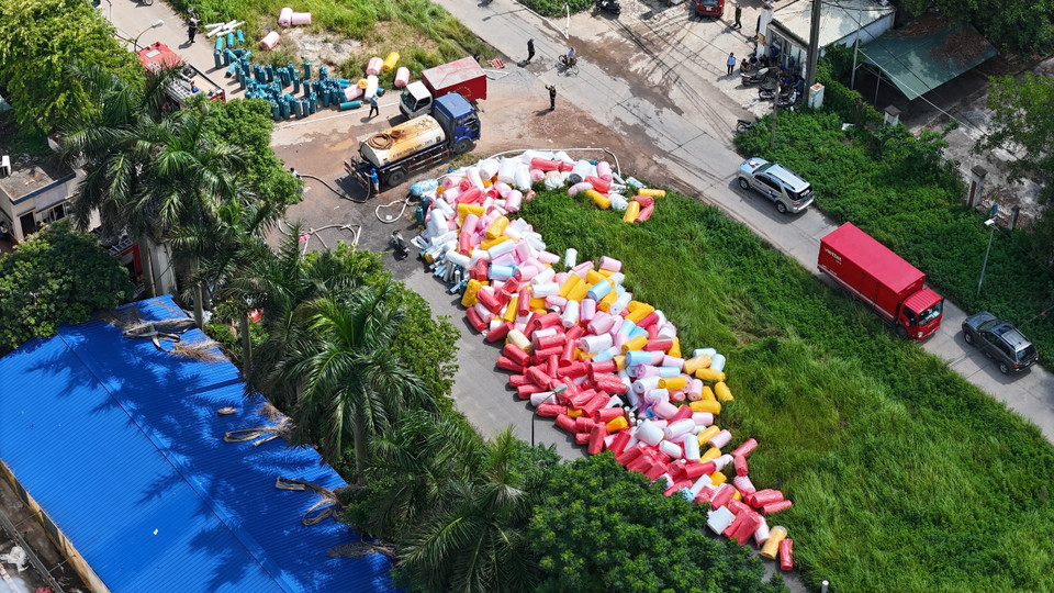 Một số sản phẩm, thành phẩm từ xốp gần hiện trường vụ cháy. (Ảnh: Hoài Nam/Vietnam+)