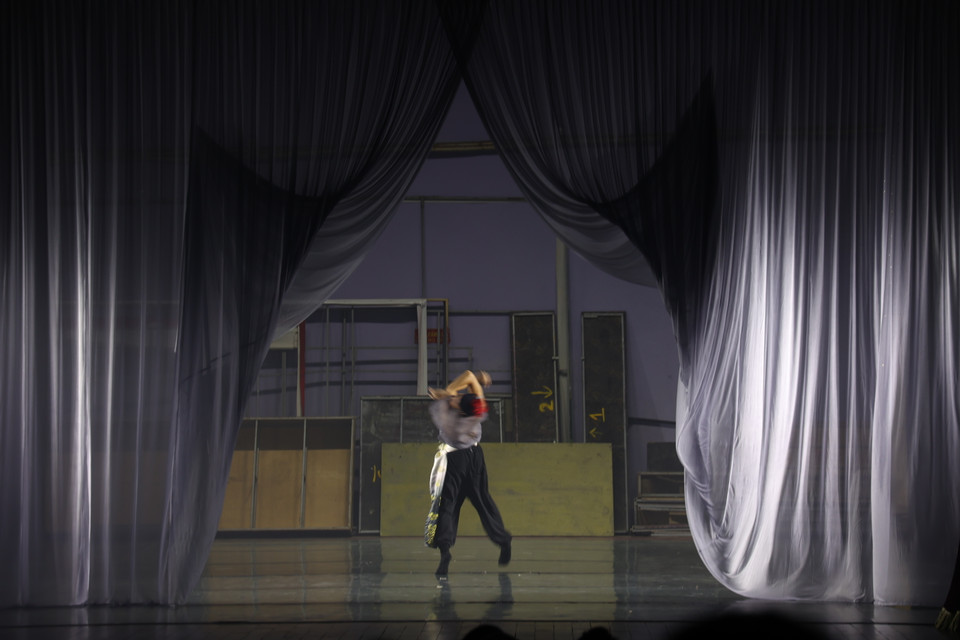 Vở diễn không có nội dung nhất định, chủ yếu là gợi tính ẩn dụ, mà thông qua cảm nhận và diễn giải riêng sẽ đưa đến những liên tưởng, nhận thức mang tính cá nhân. (Ảnh: Minh Anh/Vietnam+)