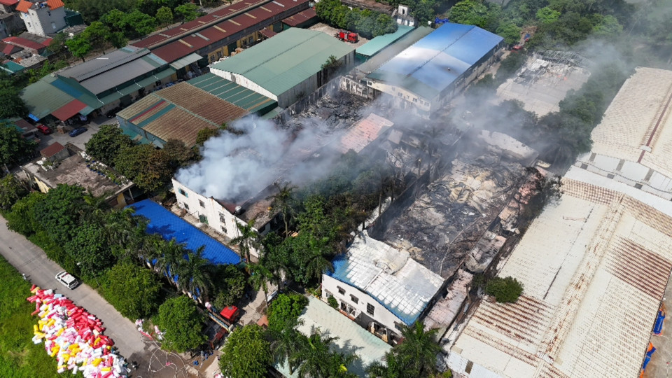 Theo thông tin ban đầu, vụ hỏa hoạn xảy ra vào lúc 7 giờ 44 sáng 5/8 tại Công ty xốp Khang Trang, cụm Công nghiệp Hapro (xã Lệ Chi, huyện Gia Lâm, Hà Nội). (Ảnh: Hoài Nam/Vietnam+)
