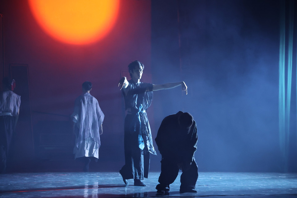 Ánh sáng và dàn xếp sân khấu cũng thêm vào chất ma mị, tập trung và có phần căng thẳng cho vở diễn. (Ảnh: Minh Anh/Vietnam+)