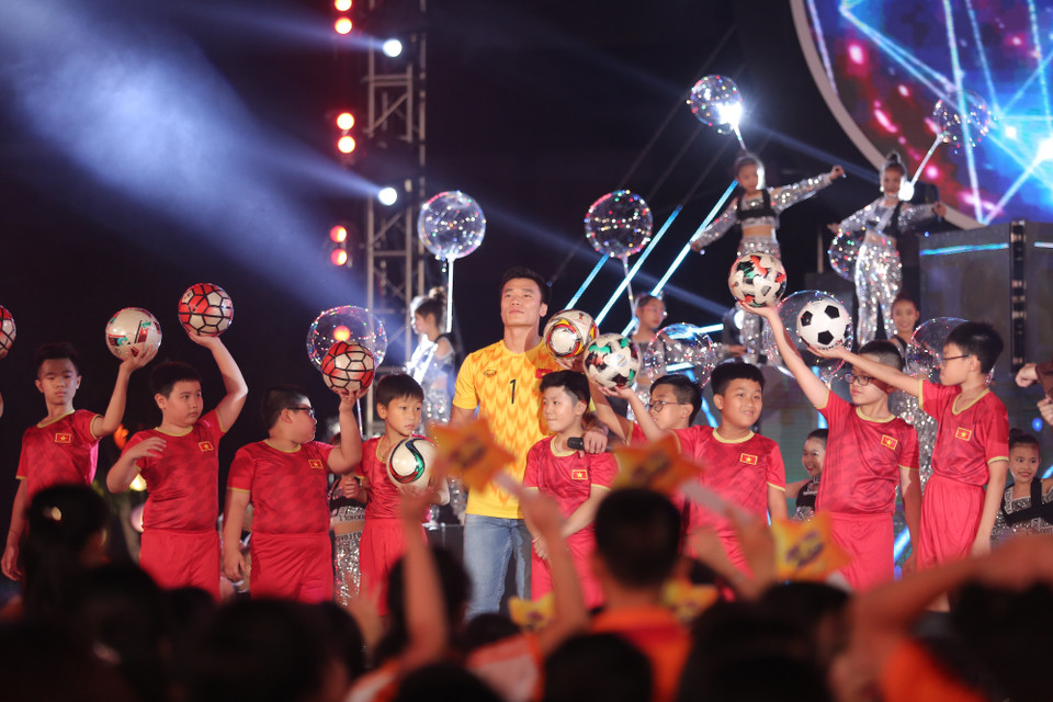 Thủ môn Bùi Tiến Dũng xuất hiện cùng các cầu thủ nhí. (Ảnh: PV/Vietnam+)