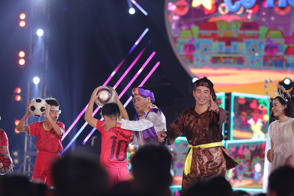 Nghệ sỹ Xuân Bắc hóa thân thành chú Cuội dẫn dắt chương trình. (Ảnh: PV/Vietnam+)