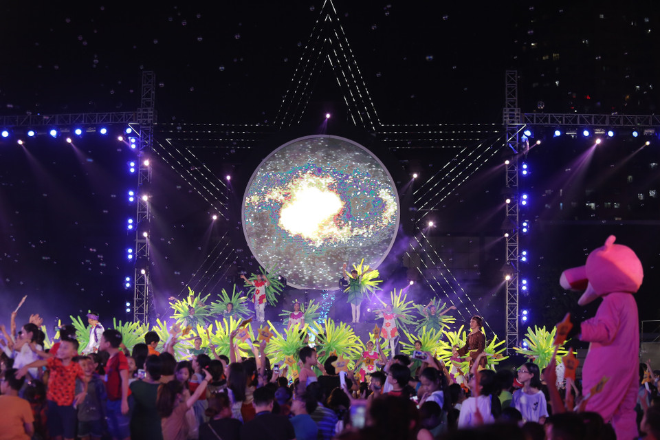 Chương trình diễn ra tối 13/9 tại Hà Nội, thu hút đông khán giả nhỏ tuổi tham dự. (Ảnh: PV/Vietnam+)