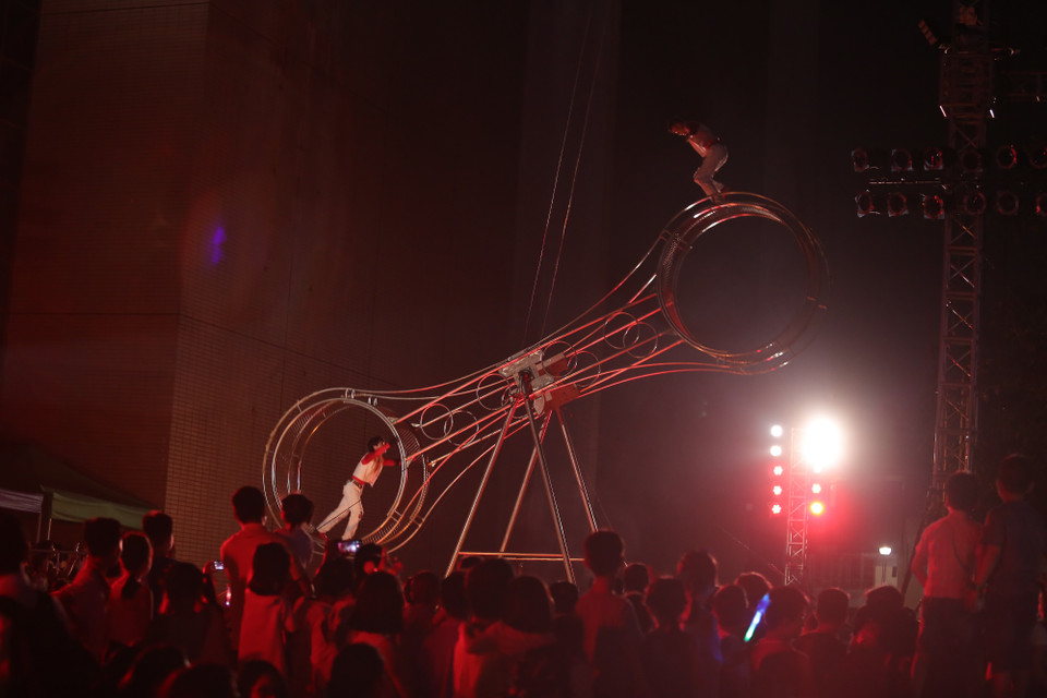 Tiết mục xiếc 'Vũ trụ xoay' thu hút nhiều bạn nhỏ. (Ảnh: PV/Vietnam+)