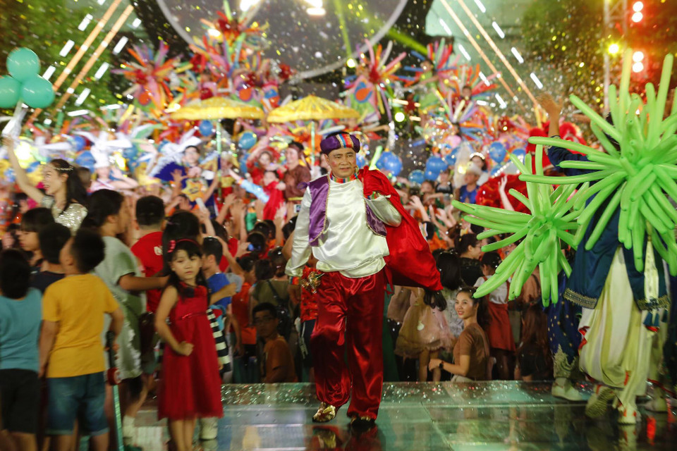 Nghệ sỹ nhân dân Tự Long khuấy động chương trình. (Ảnh: PV/Vietnam+)