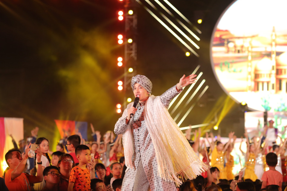 ST Sơn Thạch hóa thân thành nhân vật Alibaba. (Ảnh: PV/Vietnam+)