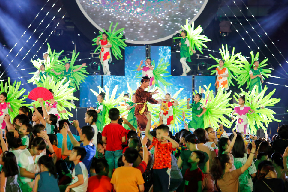 'Đêm Thu cổ tích' mang đến bầu không khí vui nhộn, rực rỡ sắc màu. (Ảnh: PV/Vietnam+)