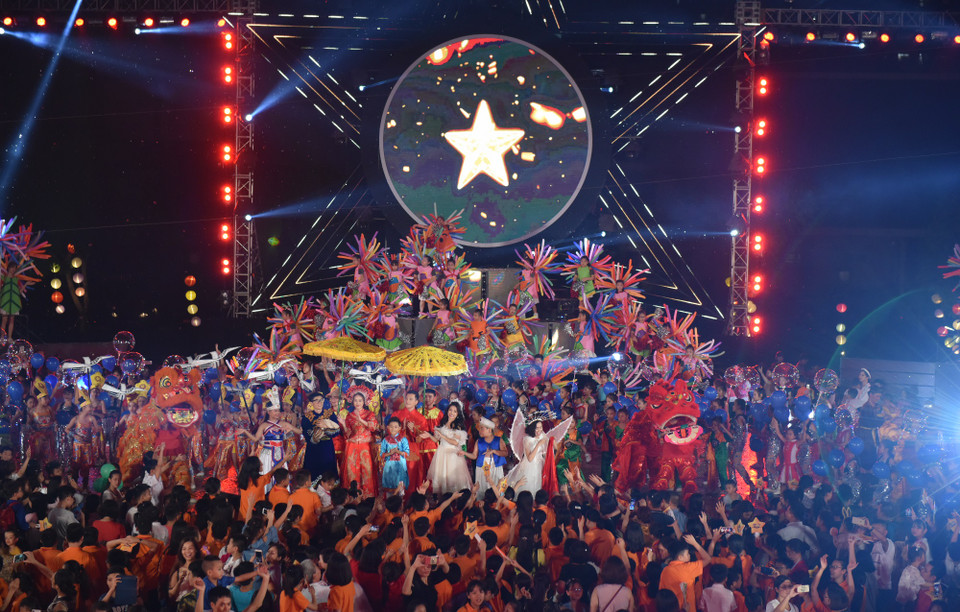 Khán giả nhí hào hứng hòa mình vào màn múa lân ấn tượng. (Ảnh: PV/Vietnam+)