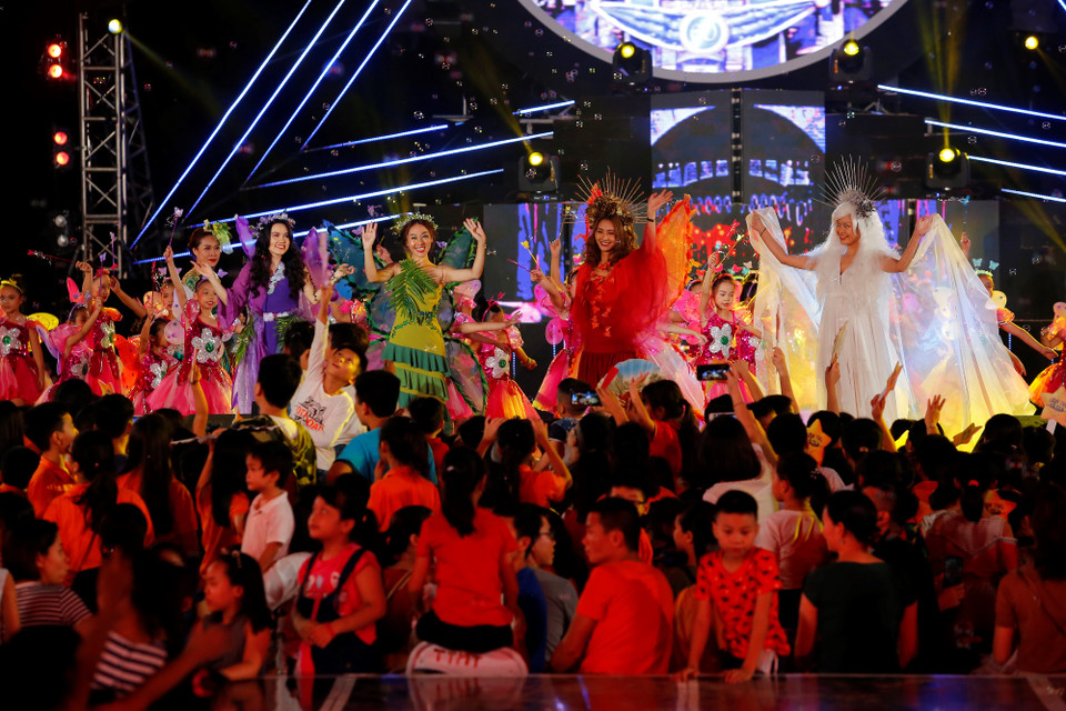 Sắc màu carnival châu Âu được tái hiện sinh động trên sân khấu 'Đêm Thu cổ tích.' (Ảnh: PV/Vietnam+)