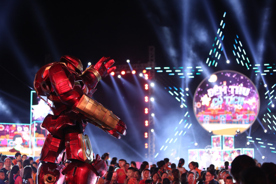 Mô hình siêu nhân khổng lồ được đưa vào sân khấu 'Đêm Thu cổ tích.' (Ảnh: PV/Vietnam+)