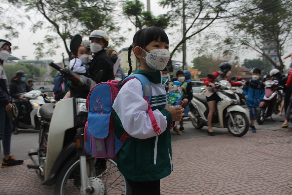 Cùng với đó, học sinh đều được dặn mang theo một chai nước riêng, gia đình đo nhiệt độ cho con em từ nhà. (Ảnh: Minh Anh/Vietnam+) 