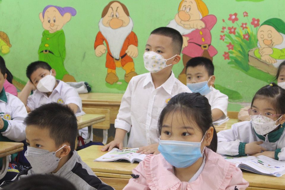 Trẻ liên tục đeo khẩu trang trong khi học. (Ảnh: )