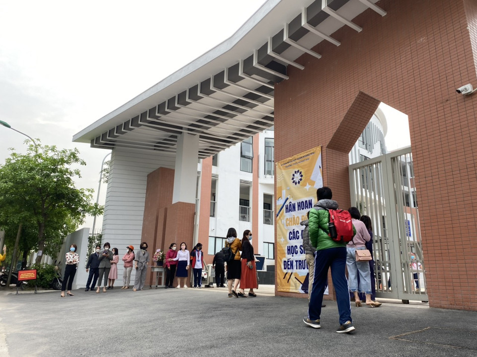 Ngay từ sớm, Ban giám hiệu, giáo viên Trường THCS Hoàng Mai ra đón các con ở cổng trường. Dù 7 giờ 15 phút mới cần có mặt, song nhiều em đã đến trường từ 6 giờ 30 phút. (Ảnh: PV/Vietnam+)