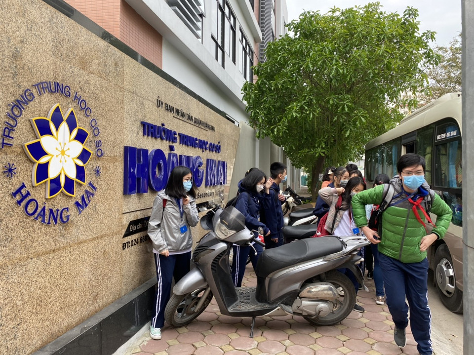 Tại trường trung học cơ sở Hoàng Mai, lượng học sinh trở lại trường khá đông và nhộn nhịp. (Ảnh: PV/Vietnam+)