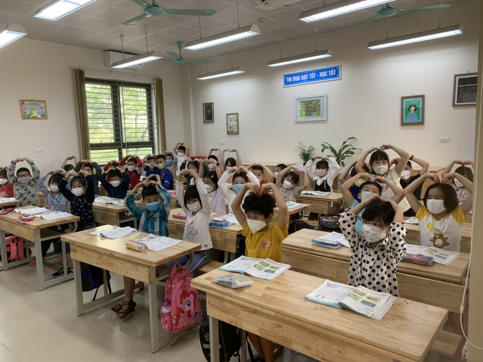 Học sinh lớp 2A1 trường Tiểu học Hoàng Mai trong tiết học đầu tiên tại trường. (Ảnh: PV/Vietnam+)
