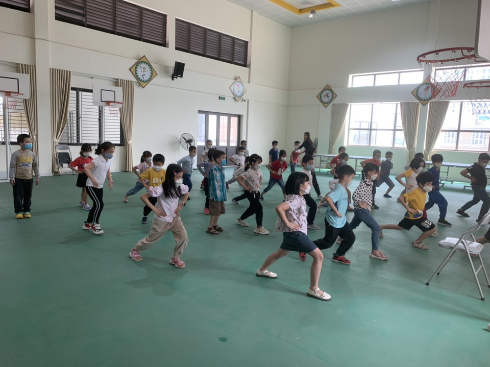 Đeo khẩu trang nghiêm túc trong giờ học thể dục của lớp 2A1, Tiểu học Hoàng Mai. (Ảnh: PV/Vietnam+)
