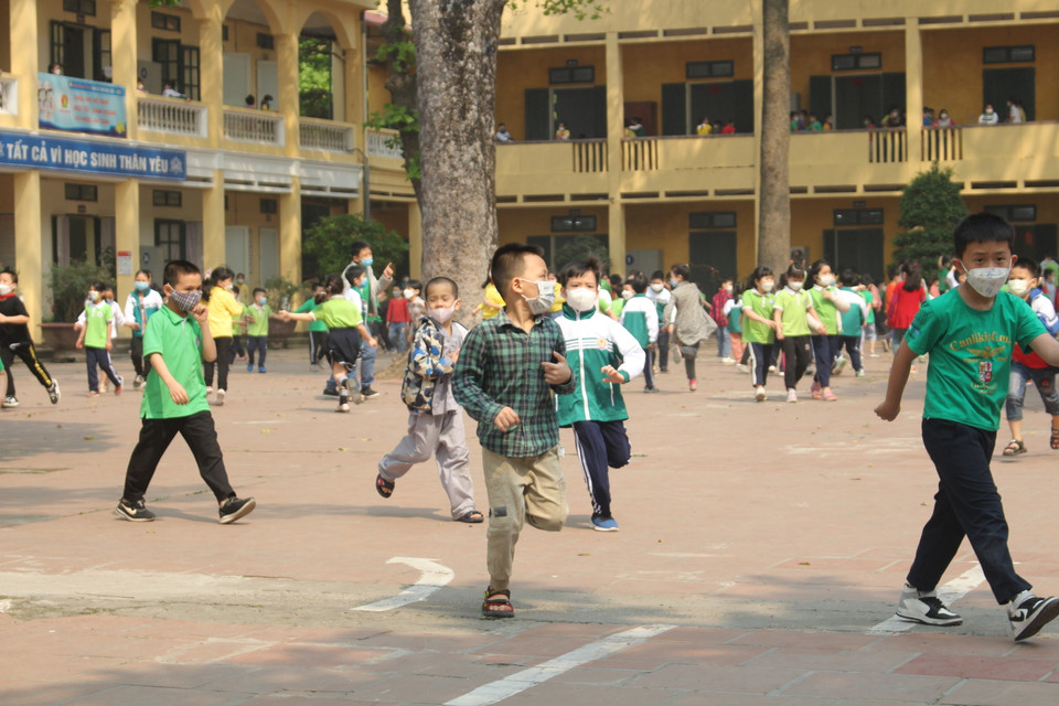 Hiệu trưởng trường Tiểu học Thanh Liệt Trần Thị Loan cho biết trong ngày hôm nay trường đón 1.503 học sinh tới học trực tiếp, 27 học sinh học trực tuyến. Trường xác định sẽ phải liên tục thích ứng, linh hoạt và đảm bảo về cơ sở vật chất, giữ vệ sinh, an toàn với phương pháp phòng dịch; cung cấp cơ sở hạ tầng đảm bảo phục vụ song song học trực tiếp-trực tuyến; học sinh của trường sẽ học một buổi/ngày trong ba ngày đầu, nhà trường sẽ tổ chức học hai buổi/ngày theo kế hoạch (có tổ chức ăn bán trú từ tuần sau, trên tinh thần tự nguyện của phụ huynh). (Ảnh: Minh Anh/Vietnam+) 
