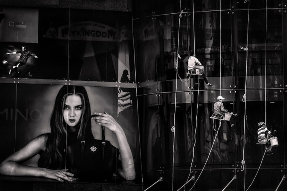 'Tạp chí cuộc sống' (Huỳnh Văn Truyền) thu hút người xem với đôi mắt nhân vật đầy bí ẩn. (Ảnh: BTC)