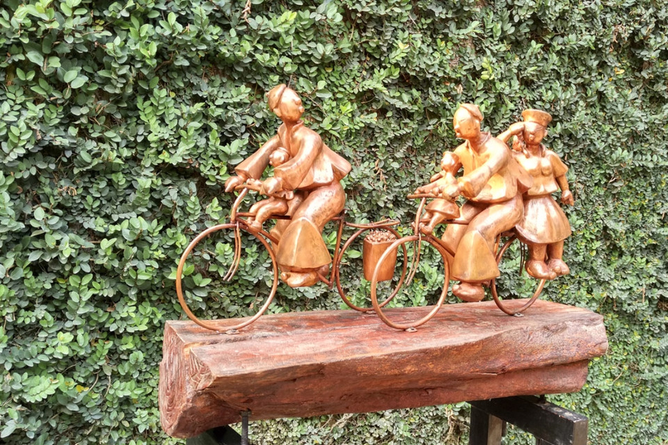 Tác phẩm điêu khắc 'Phiên chợ chiều' của tác giả Phạm Thái Bình.