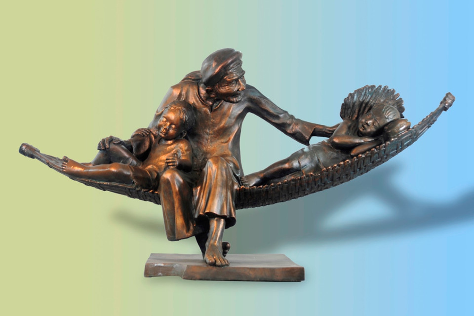 'Lời ru' - tác phẩm điêu khắc của Nguyễn Văn Chước. Theo đánh giá của ban tổ chức triển lãm, trong chặng đường 2011-2015, điêu khắc đã đến gần hơn với đời sống xã hội. (Ảnh: BTC)