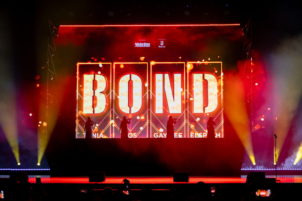 Tối 5/10 tại Hà Nội, 5.000 khán giả đã được sống trong không khí âm nhạc sôi động khi 4 thành viên của tứ tấu BOND huyền thoại mang tới những màn trình diễn bùng nổ nhất, với những bản hit nổi bật nhất trong sự nghiệp kéo dài 1/4 thế kỷ của nhóm. (Ảnh: CTV/Vietnam+)