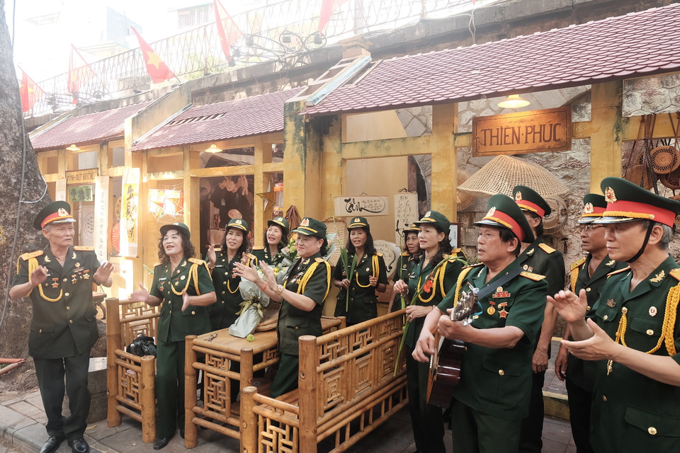 Những ký ức về một Hà Nội hân hoan tưng bừng của người dân Thủ đô trong ngày đón đoàn quân chiến thắng giữa mùa thu 70 năm trước vẫn còn nguyên vẹn trong tâm trí của mỗi chứng nhân lịch sử được tham gia sự kiện lớn 10/10/1954. (Ảnh: Phương Anh/Vietnam+)