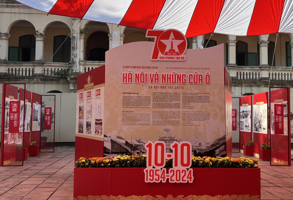 Thông qua các nguồn sử liệu, các hình ảnh, bản đồ, bản vẽ, các tài liệu viết bằng ngôn ngữ Hán Nôm và tiếng Pháp được lưu trữ tại Viện Viễn đông Bác cổ Pháp tại Hà Nội (EFEO), Viện Thông tin Khoa học xã hội và đặc biệt là Trung tâm Lưu trữ quốc gia I, Trung tâm Lưu trữ lịch sử Thành phố Hà Nội, trưng bày tái hiện lịch sử các cửa ô của Hà Nội. (Ảnh: Phương Anh/Vietnam+)