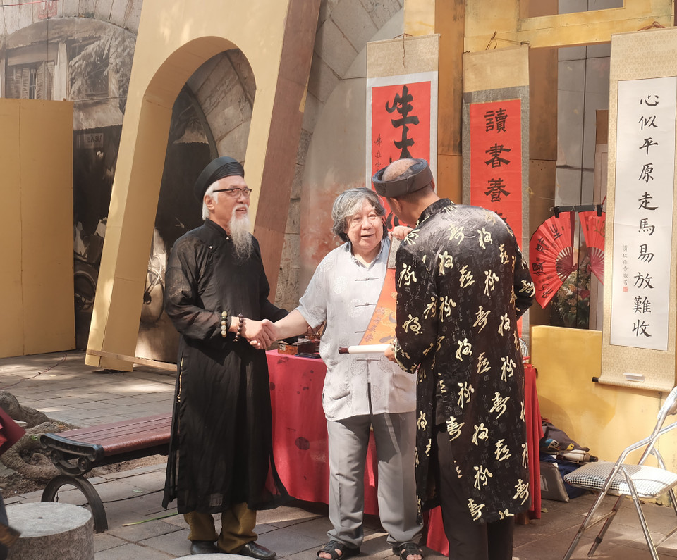 Theo nhà sử học Lê Văn Lan, Hà Nội được giải phóng không chỉ là niềm vui mừng của người dân Thủ đô mà còn là một sự kiện lịch sử, một ngày hội lớn của nhân dân cả nước, kiều bào ta ở nước ngoài và nhân dân yêu chuộng hòa bình trên toàn thế giới. (Ảnh: Phương Anh/Vietnam+)