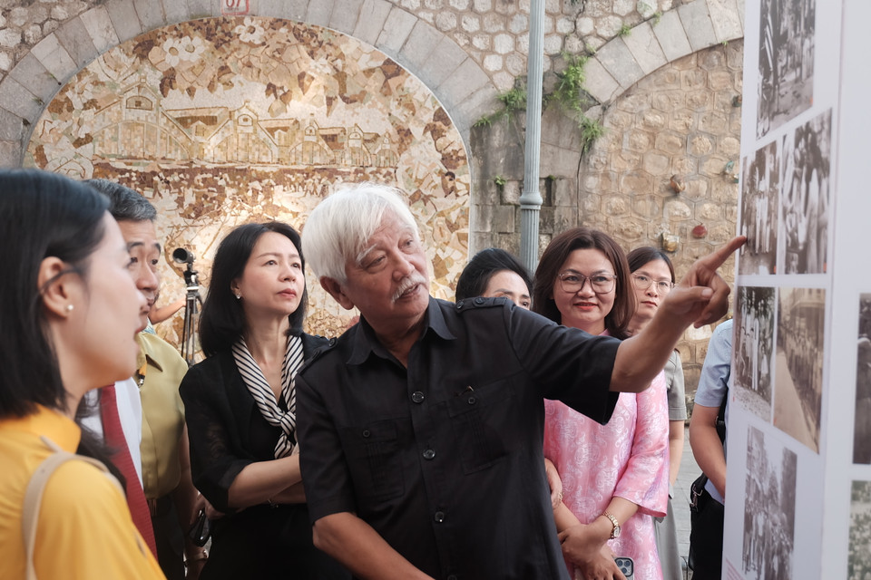 Các thông tin, tư liệu giới thiệu về chặng đường hành quân lịch sử vượt qua biết bao gian khổ, hy sinh, quân và dân cả nước đã lập nên mốc son chói lọi. Trưng bày có sự cố vấn của Nhà sử học Dương Trung Quốc. (Ảnh: Phương Anh/Vietnam+)