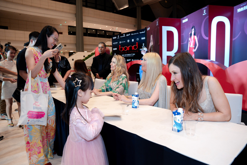 Ngày 6/10, BOND sẽ có một ngày được nghỉ ngơi trọn vẹn trước khi di chuyển tới địa điểm quay video ca nhạc quảng bá văn hóa-du lịch Việt Nam. Sau đó, họ trở lại Anh vào ngày 8/10 - chính thức kết thúc tour diễn tại Việt Nam. (Ảnh: CTV/Vietnam+)