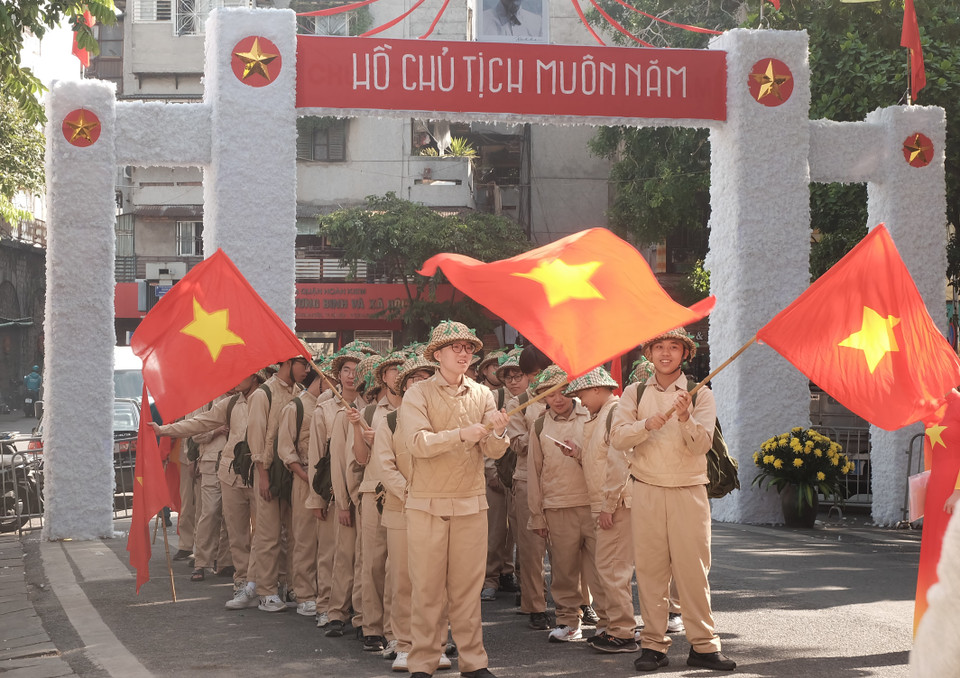 Ngày 4/10, Ban Quản lý hồ Hoàn Kiếm và Phố cổ Hà Nội phối hợp với các đơn vị, các cá nhân tổ chức chương trình “Ký ức Hà Nội–70 năm” tại không gian bích họa phố Phùng Hưng. (Ảnh: Phương Anh/Vietnam+)