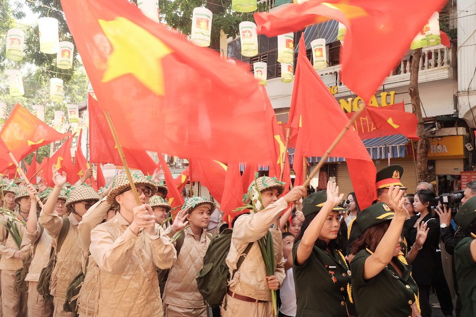 Điểm nhấn của chương trình là hoạt cảnh đoàn quân tiến về trong cờ đỏ sao vàng và sự hân hoan chào đón của người dân Thủ đô. (Ảnh: Phương Anh/Vietnam+)