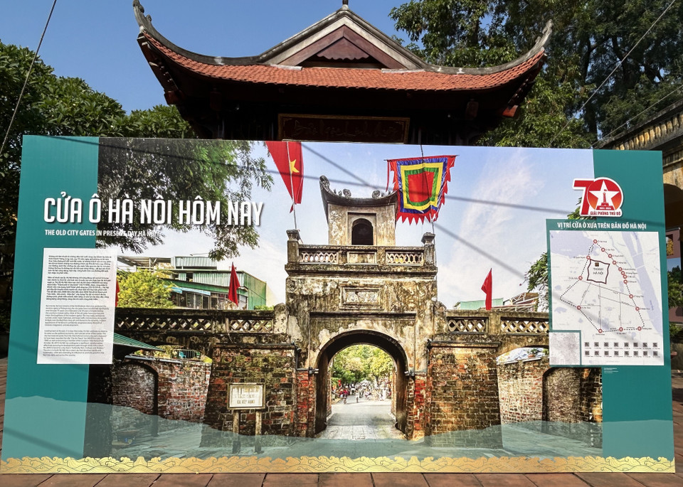 Chủ đề "Cửa ô Hà Nội hôm nay" làm nổi bật sự thay đổi diện mạo của Hà Nội sau những thay đổi địa giới hành chính; Những định hướng quy hoạch Thủ đô của Đảng và Nhà nước đã giúp Hà Nội phát triển trong công cuộc công nghiệp hóa, hiện đại hóa. (Ảnh: Phương Anh/Vietnam+)