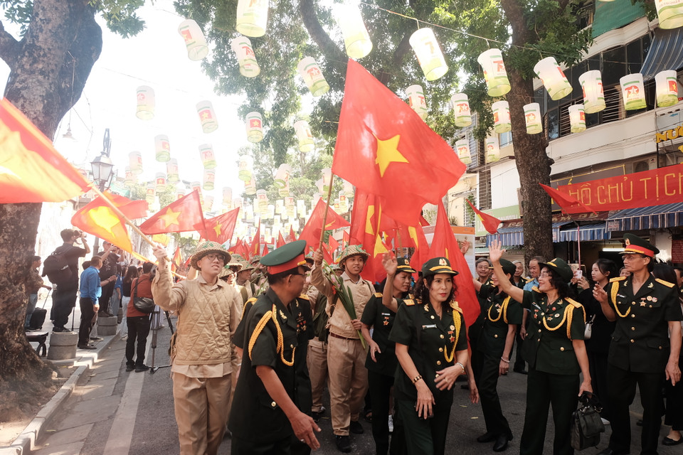 Không khí náo nức tươi vui ngày 10/10/1954 được tái hiện sống động. (Ảnh: Phương Anh/Vietnam+)