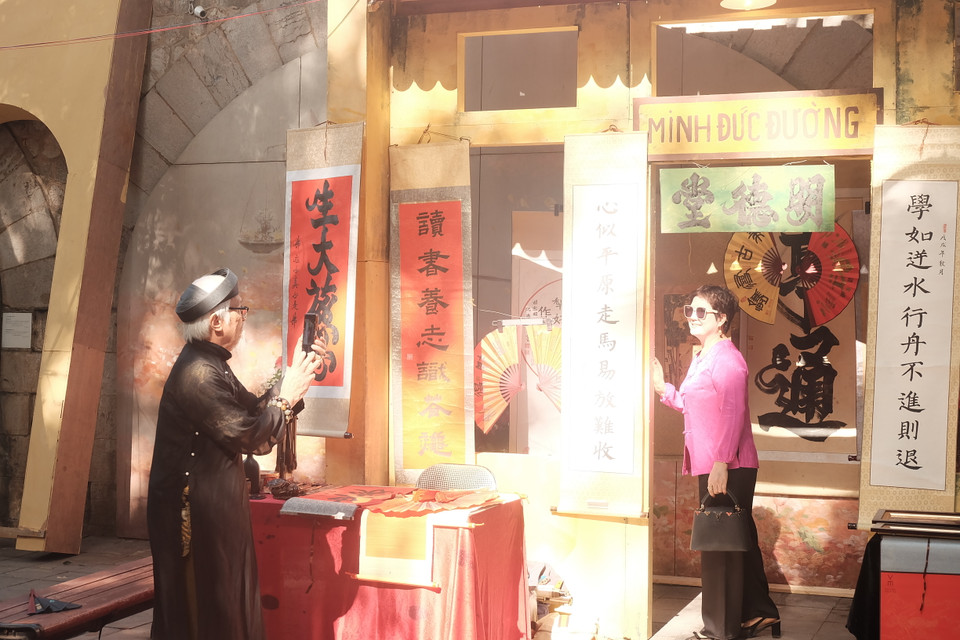 Trong những ngày tới, khu phố bích họa Phùng Hưng hứa hẹn sẽ là điểm "check-in" của đông đảo du khách. (Ảnh: Phương Anh/Vietnam+)