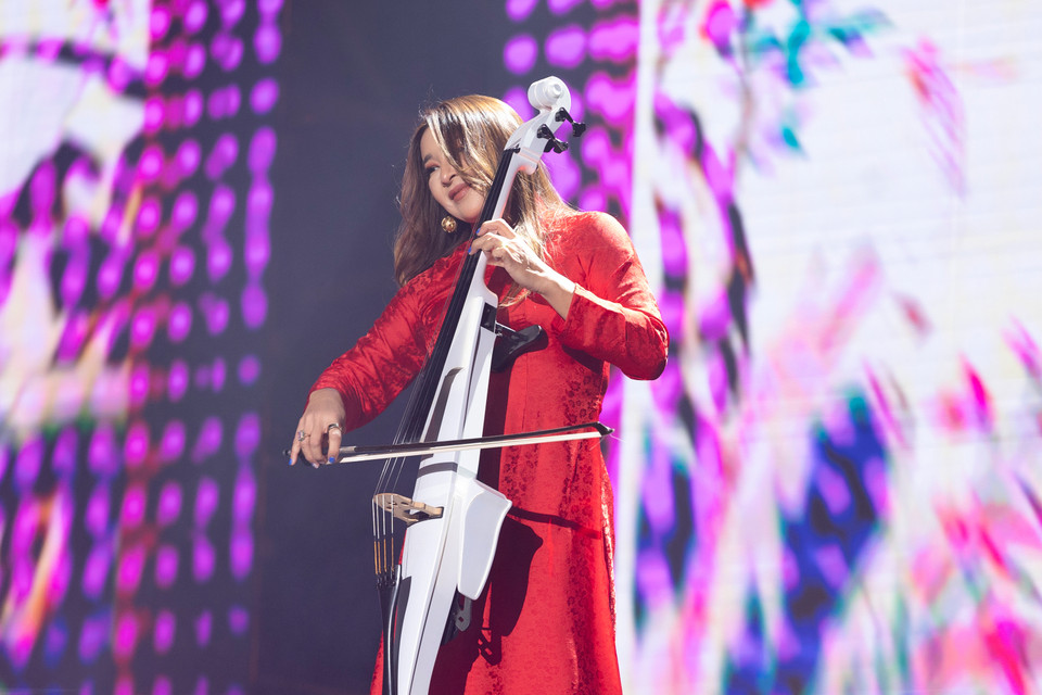 Gay-Yee Westerhoff bên cây đàn cello. (Ảnh: CTV/Vietnam+)