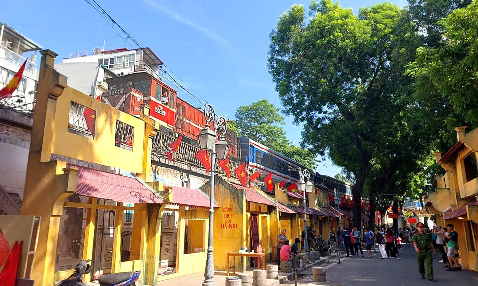 Trưng bày "Ký ức Hà Nội 70 năm" tái hiện không gian Hà Nội xưa trong khu phố cổ Hà Nội giai đoạn Toàn quốc kháng chiến của quân và dân Hà Nội cho tới ngày Tiếp quản Thủ đô (1947-1954) sẽ diễn ra tại không gian bích họa Phùng Hưng, phường Hàng Mã đến ngày 13/10. (Ảnh: Phương Anh/Vietnam+)