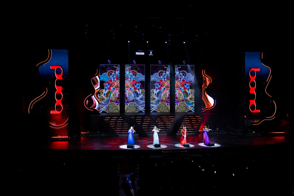 Bốn thành viên của BOND gồm: Tania Davis (violin), Eos Counsell (violin), Elspeth Hanson (viola) và Gay-Yee Westerhoff (cello) đều tỏ ra yêu mến tà áo dài Việt Nam. (Ảnh: CTV/Vietnam+)