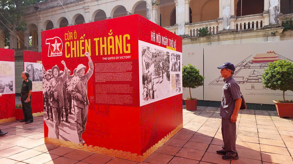 "Cửa ô chiến thắng" - Chủ đề kể lại câu chuyện lịch sử về sự kiện các đoàn quân bộ đội cụ Hồ, các chiến sỹ Trung đoàn Thủ đô từ các cửa ô xưa tiến về tiếp quản Hà Nội vào tháng 10/1954. (Ảnh: Phương Anh/Vietnam+)