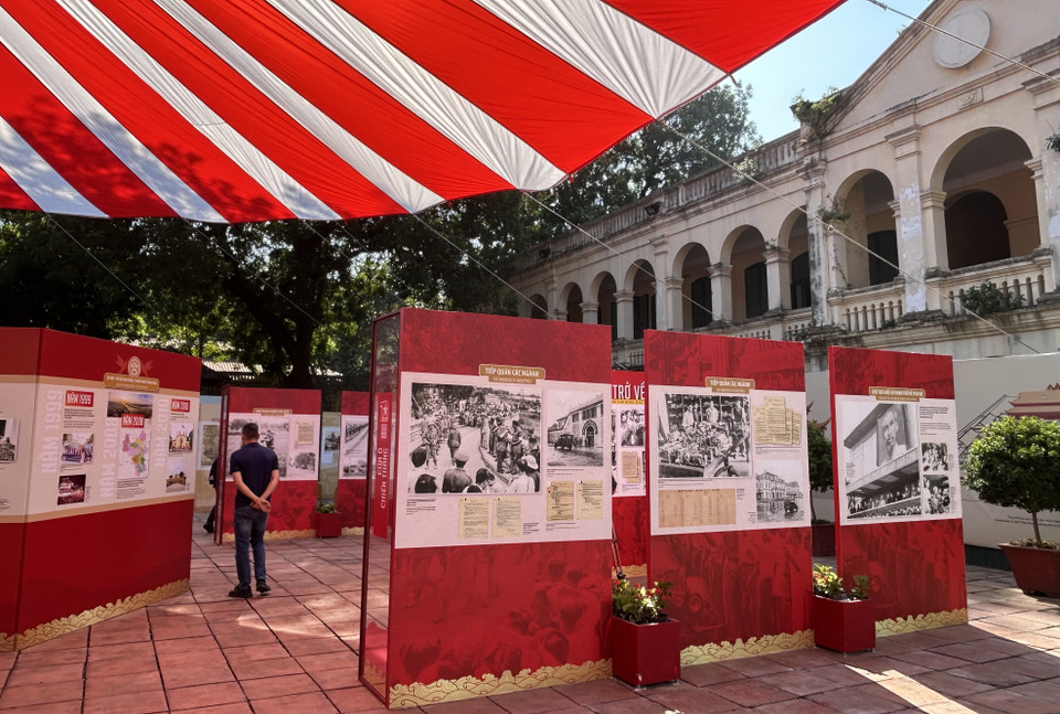 Cửa ô - một kiến trúc rất nhỏ bé trong tổng thể các công trình kiến trúc nổi tiếng của Hà Nội qua nhiều thời kỳ lịch sử, nhưng lại lưu giữ trong mình một câu chuyện thật dài của Hà Nội. Đó là lịch sử, là chính trị, là văn hóa, là đời sống xã hội. (Ảnh: Phương Anh/Vietnam+)