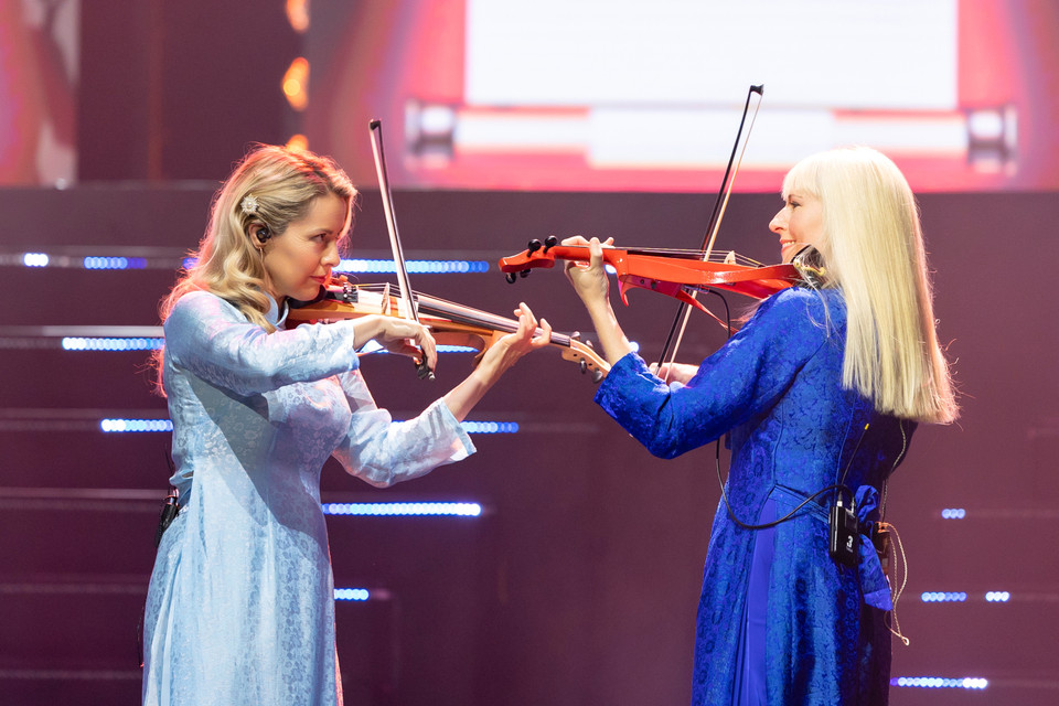 Dù không còn trẻ nhưng các nghệ sỹ vẫn "thổi bùng" sân khấu bằng những giai điệu và phong cách sôi động, khiến khán giả bị cuốn theo âm nhạc đầy năng lượng của họ. (Ảnh: CTV/Vietnam+)