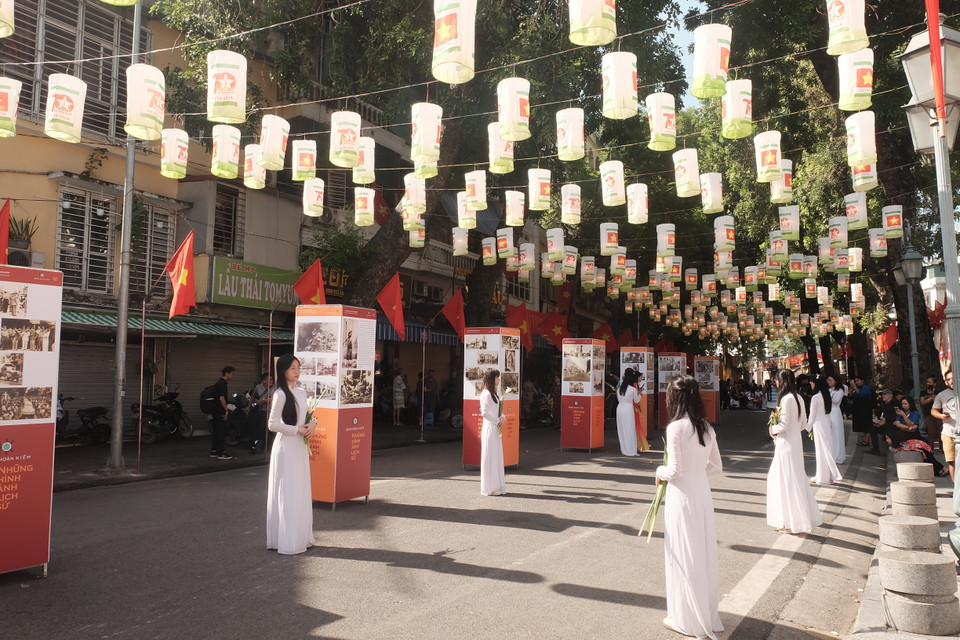 Ban Tổ chức phối hợp với các họa sỹ, nhà nghiên cứu thực hiện trang trí, sắp đặt mô hình khu phố cổ xưa, các cổng chào, cờ hoa, băng rôn, khẩu hiệu và tổ chức triển lãm ảnh chủ đề "Quận Hoàn Kiếm - Những hình ảnh lịch sử" giới thiệu các ảnh tư liệu của quận Hoàn Kiếm trong quá trình từ cách mạng tháng Tám năm 1945 tới ngày tiếp quản Thủ đô 10/10/1954. (Ảnh: Phương Anh/Vietnam+)