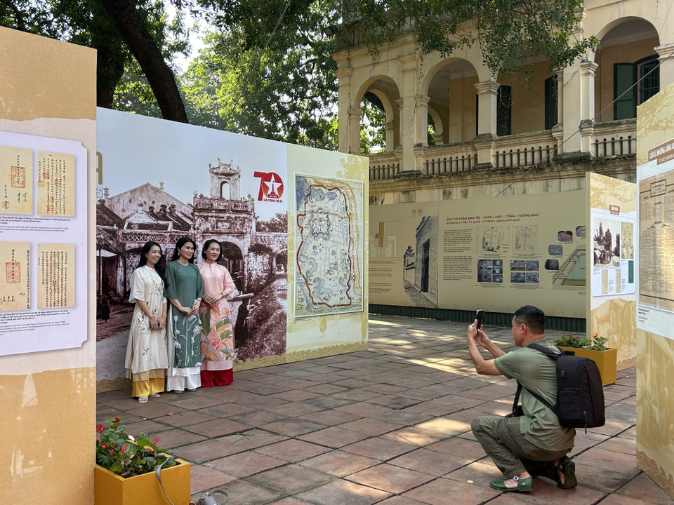 Nhiều khách tham quan đã chọn cho mình những góc check-in trong một sáng Thu Hà Nội. (Ảnh: Phương Anh/Vietnam+)