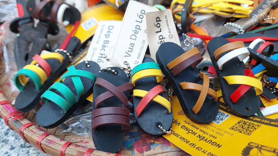 Những chiếc dép lốp mini gắn vào dây đeo chìa khóa, trở thành quà lưu niệm cho khách du lịch quốc tế đến với Việt Nam. (Ảnh: Phương Anh/Vietnam+)